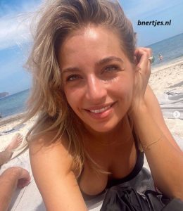 Shelly Sterk Sexy Juice Site Met Juice En Half Naakte Blote BN Ers